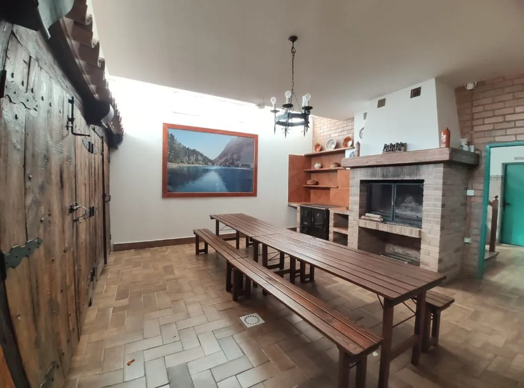 Comedor con mesa larga de madera y chimenea