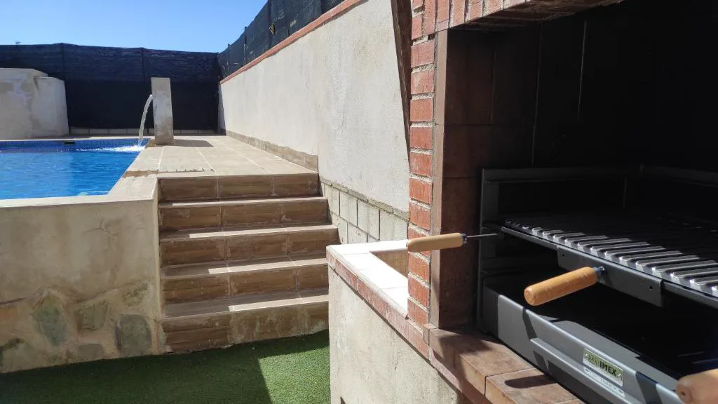 Escalones de una piscina con barbacoa