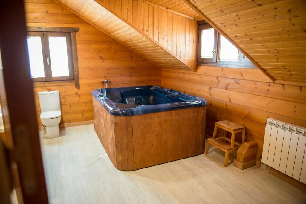 Jacuzzi de madera en una buhardilla