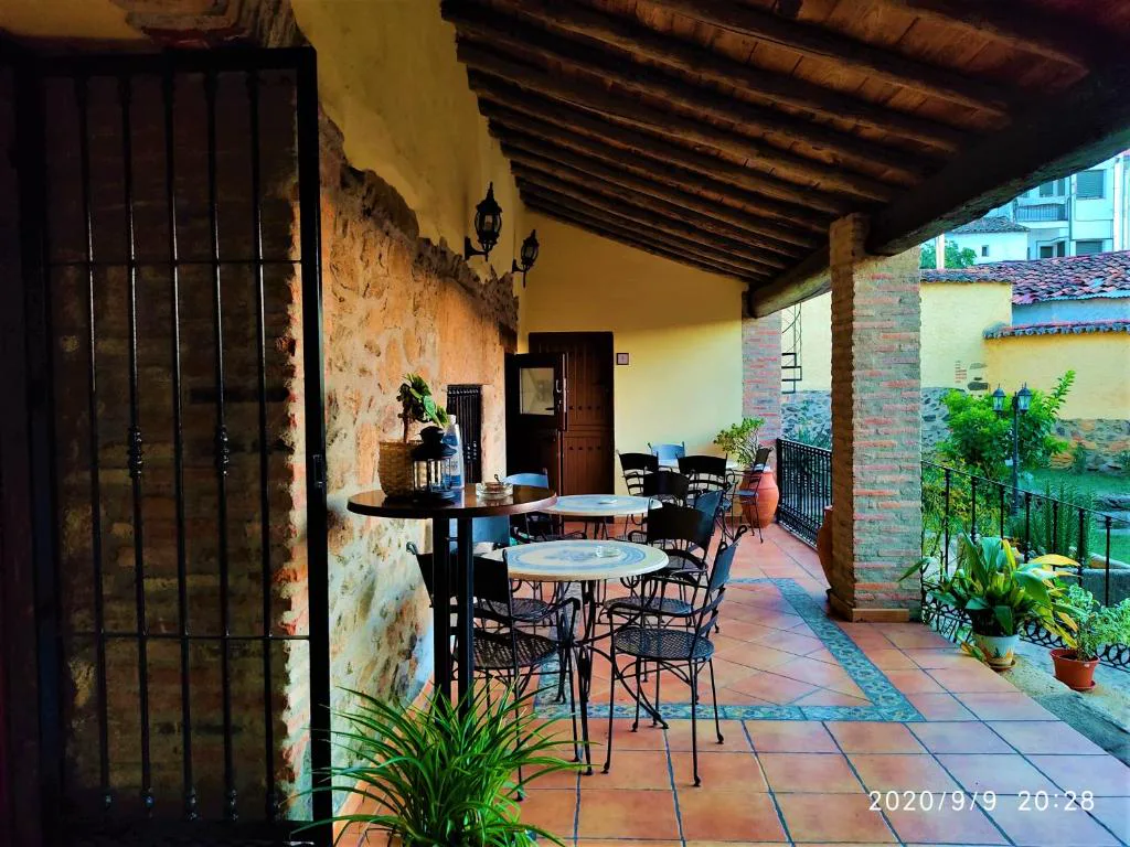 Terraza cubierta con mesa y cocina de azulejos