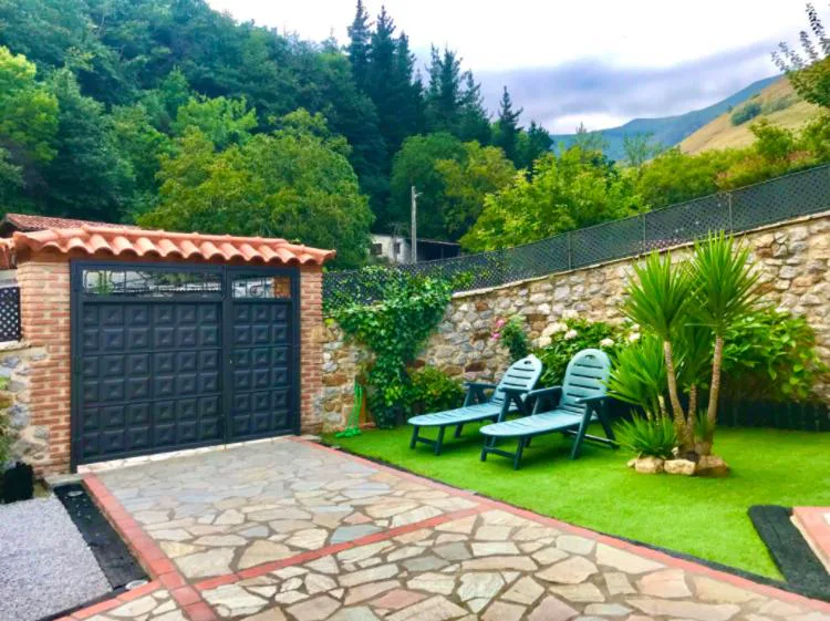 Jardín con portón de madera y vistas a los montes