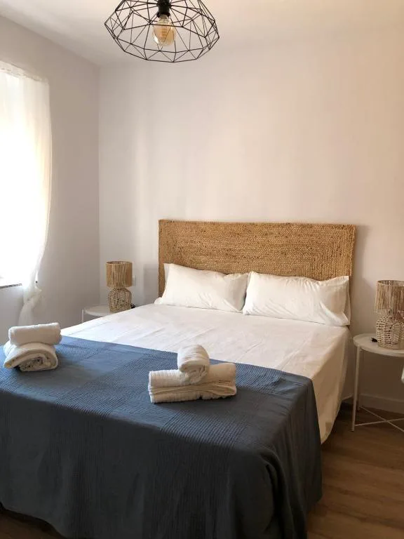 Dormitorio con cabecero de madera