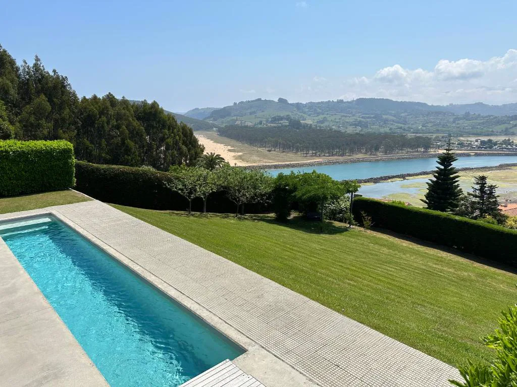 Piscina estrecha con vistas a la ría y a la playa de Rodiles