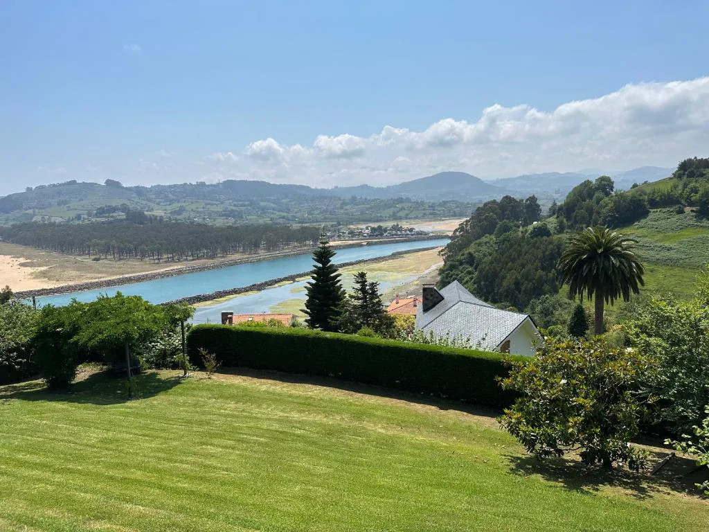 Jardín con césped y vistas a la ría