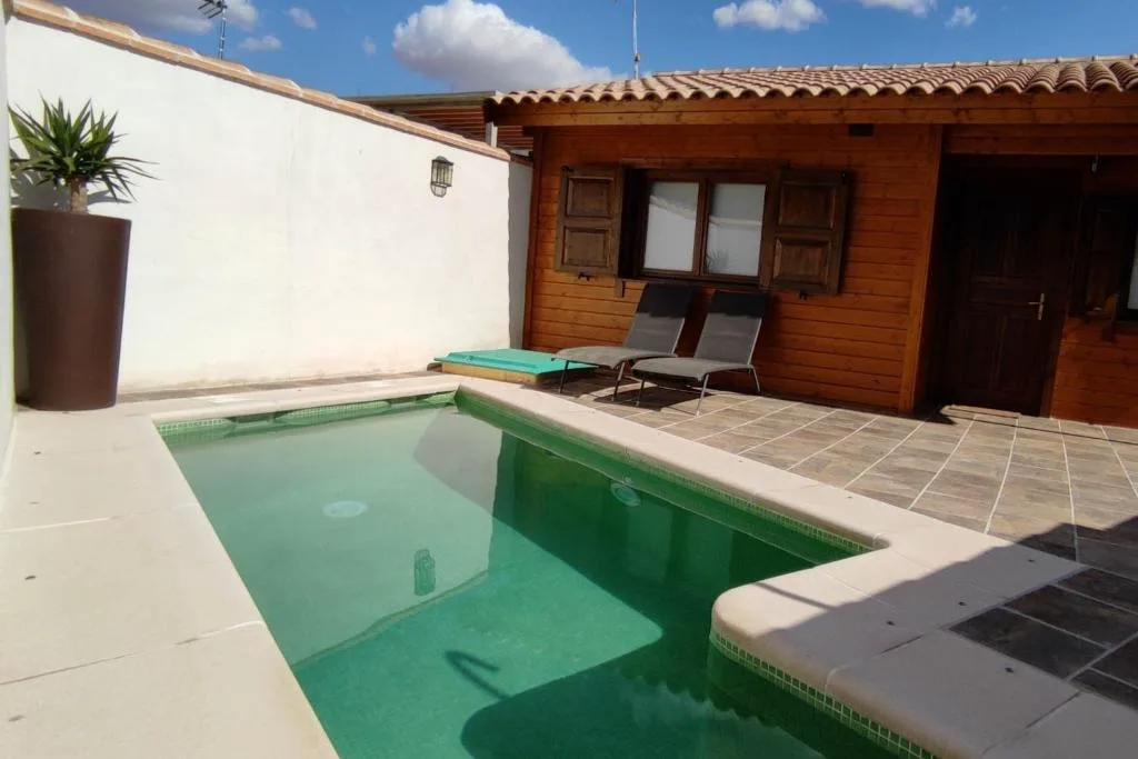 Piscina privada pequeña junto a una cabaña de madera