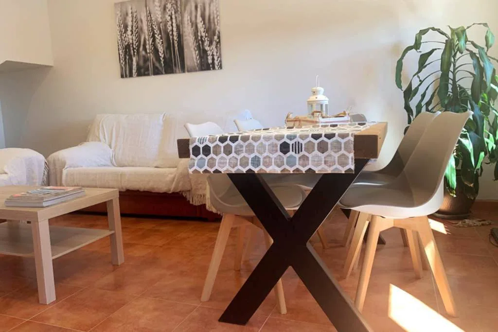 Salón con mesa de comedor y sofás blancos