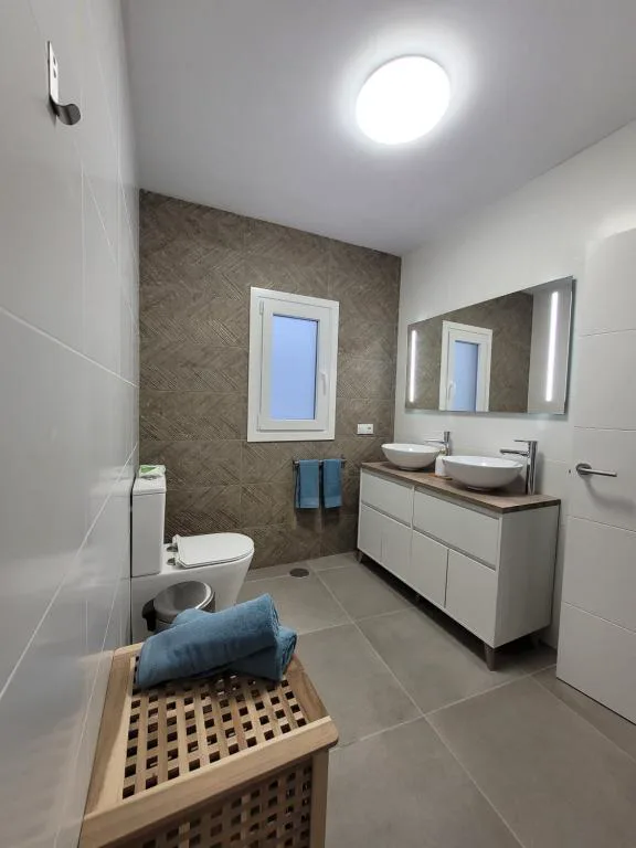 Baño moderno con doble lavabo y espejo retroiluminado, La Kasita