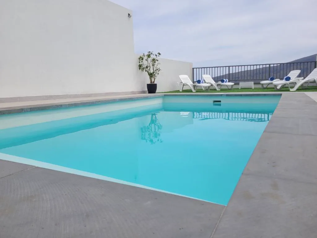 Piscina con tumbonas y vistas al valle montañoso, La Kasita, en Arafo, Tenerife