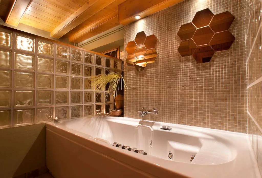 Bañera de hidromasaje con paredes de mosaico