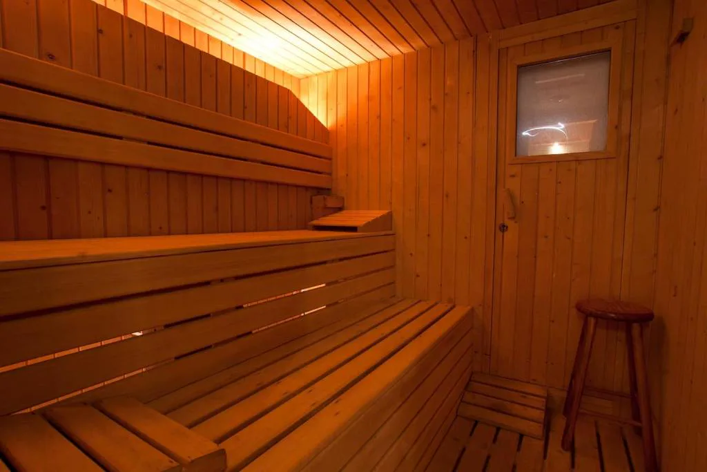Sauna de madera con banco