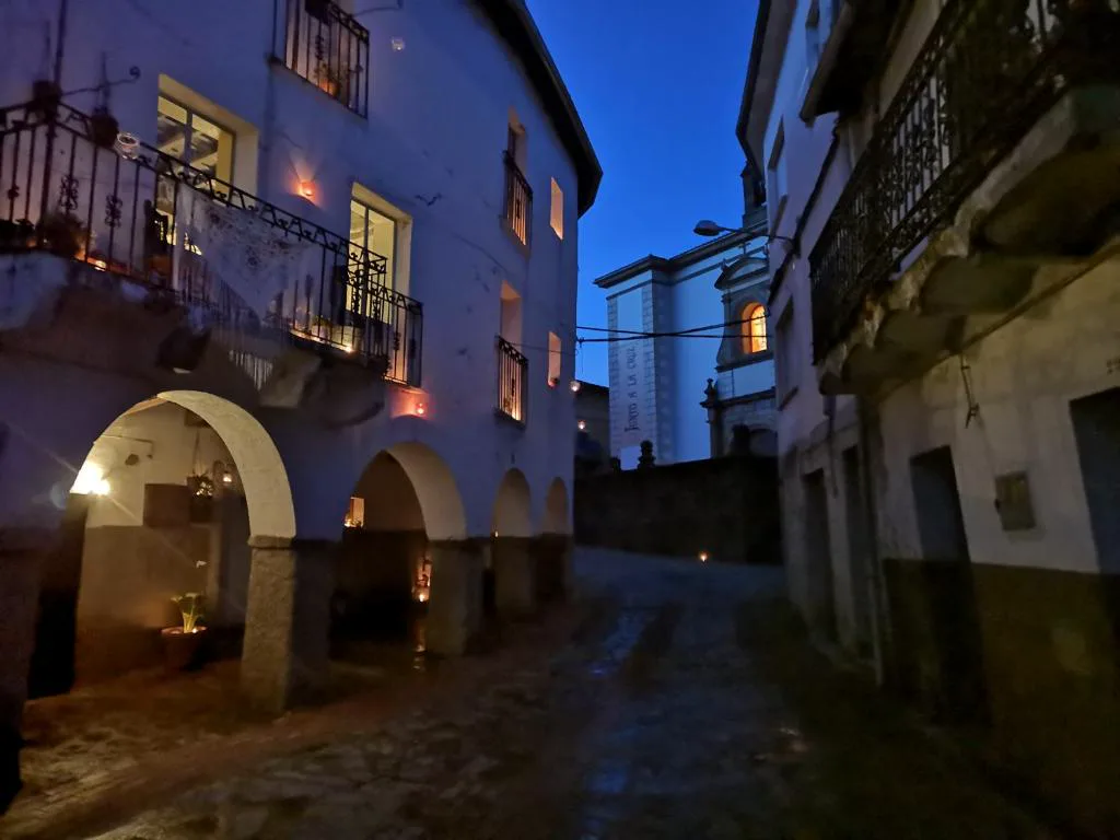 Arco de piedra con luz cálida por la noche