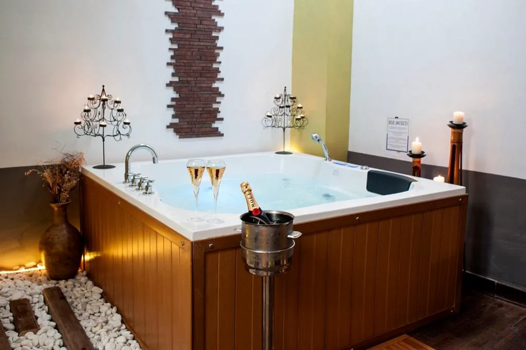 Bañera de hidromasaje de madera con copas