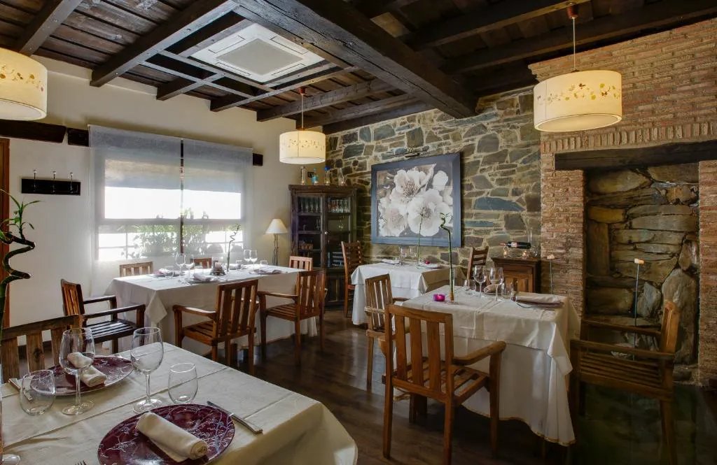 Comedor con vigas y mesas de madera