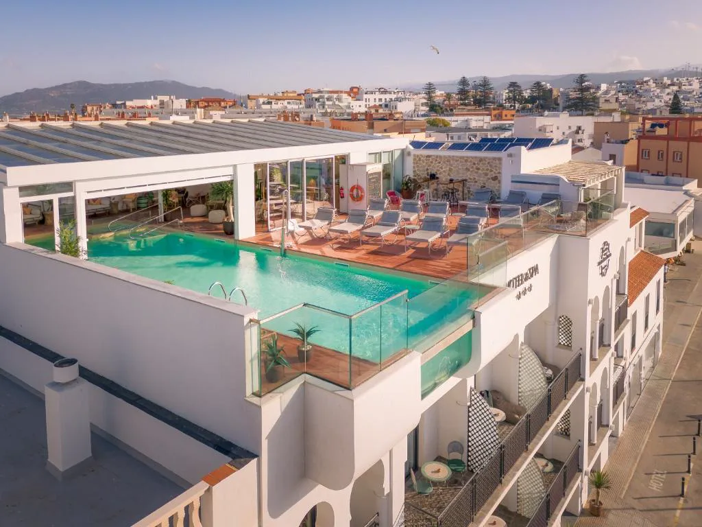 Piscina infinita en la azotea sobre los tejados blancos de Tarifa