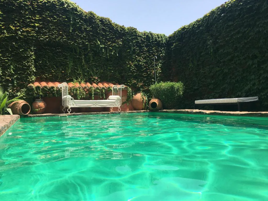 Piscina de agua turquesa entre muros verdes