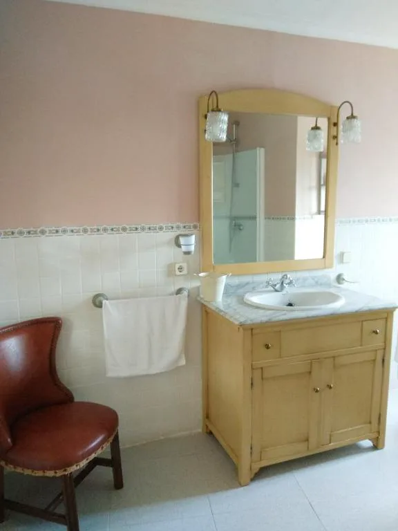 Baño tradicional con mueble de madera y espejo con apliques, La Torre Mondariz