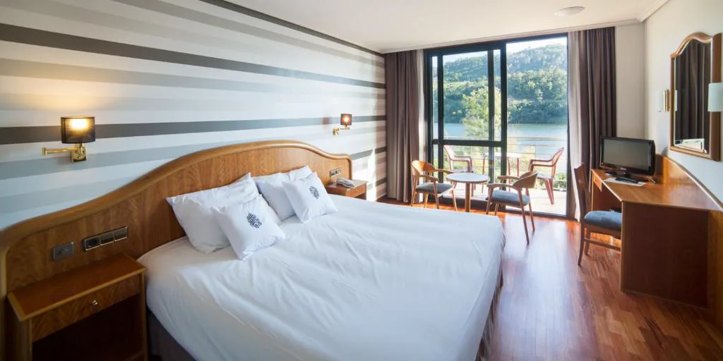 Habitación doble con balcón y vistas al valle del Miño, Laias Caldaria
