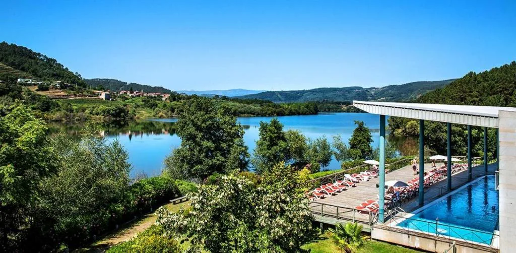Vista aérea de la piscina exterior junto al embalse de San Pedro, Laias Caldaria