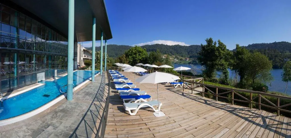 Piscina exterior climatizada con vistas al embalse de San Pedro sobre el río Miño, Laias Caldaria