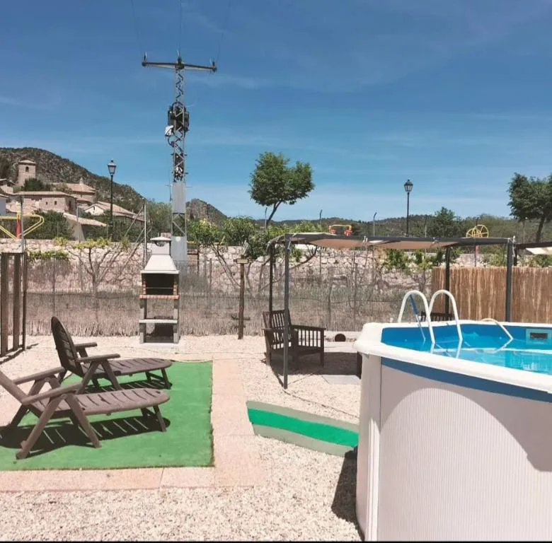 Terraza con tumbonas y piscina desmontable