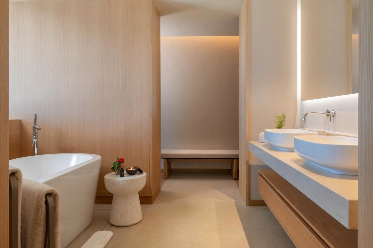 Baño de spa con bañera exenta en Legacy Ithos Boutique Hotel