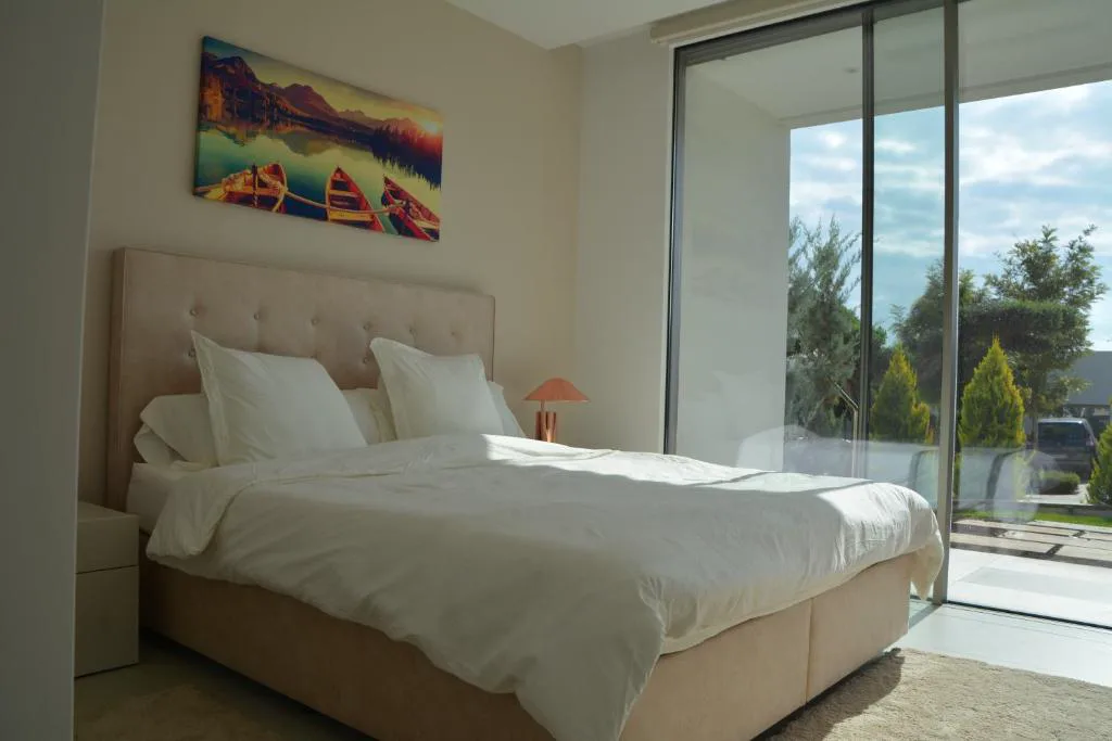 Dormitorio con cama doble y ventanal