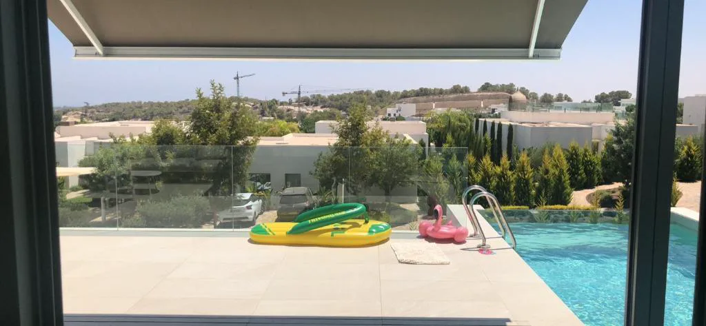 Piscina con flotadores vista desde el salón