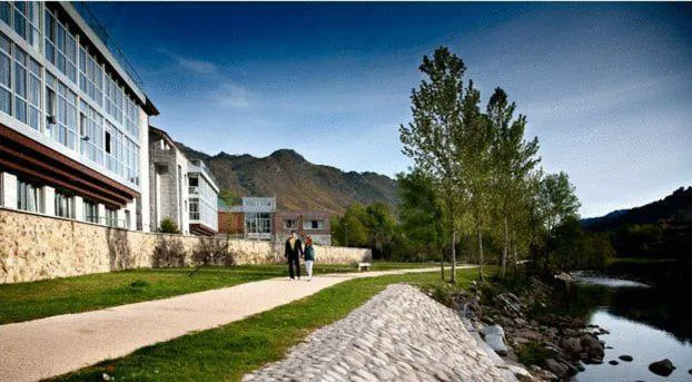 Paseo junto al río frente al hotel con vistas a las montañas del Parque Natural, Lobios Caldaria