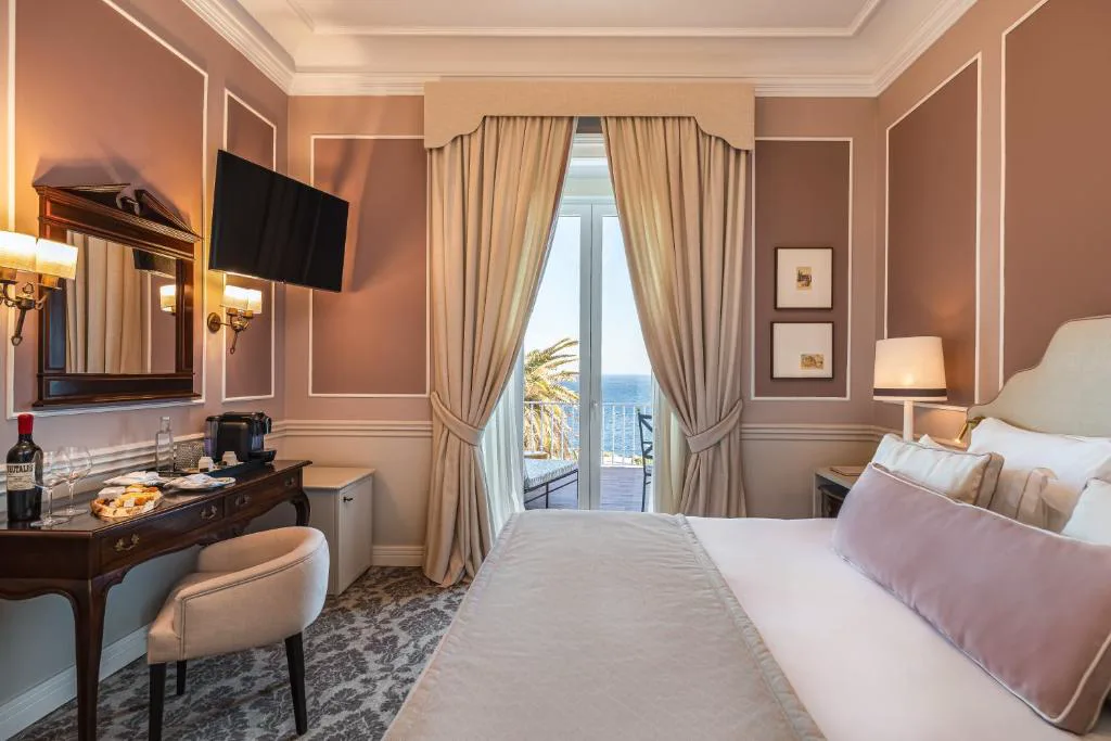 Habitación con balcón abierto al Atlántico y vino junto a la cama, Longevity Senses