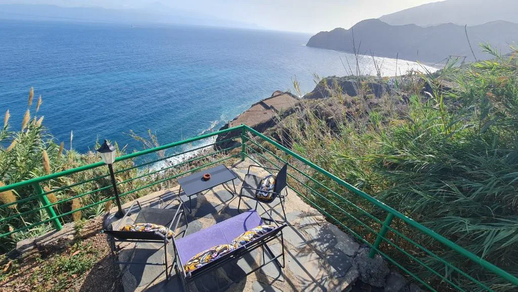 Terraza sobre un acantilado con mesa y sillas frente al océano Atlántico, Los Cerrajones, Agulo, La Gomera