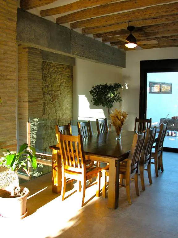Comedor con vigas de madera y mesa larga