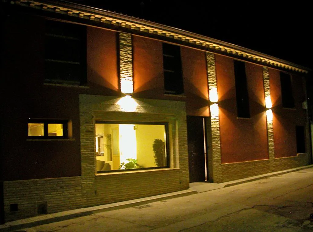 Fachada de ladrillo iluminada de noche