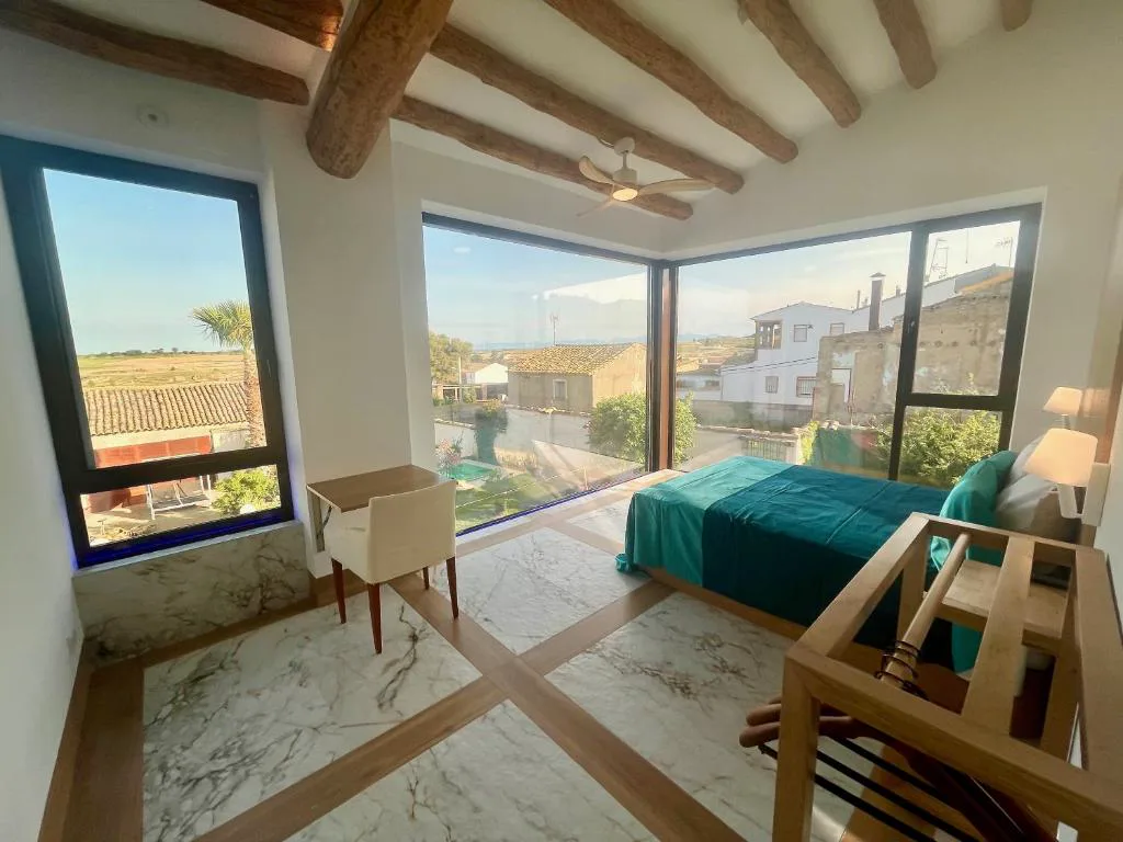 Habitación con ventanal sobre el campo