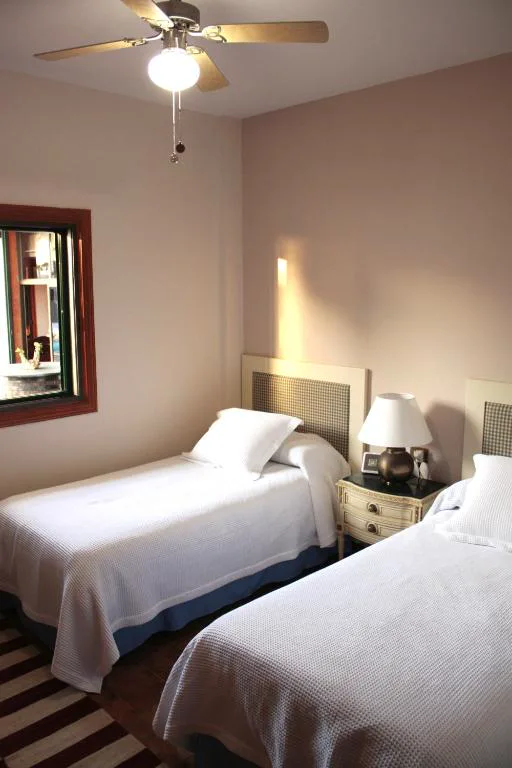 Dormitorio con dos camas individuales y ventana con vistas al jardín, Los Fondos