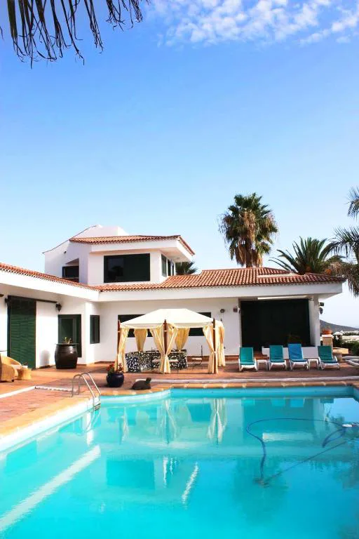 Villa blanca con piscina y cenador entre palmeras, Los Fondos, en Costa del Silencio, Tenerife
