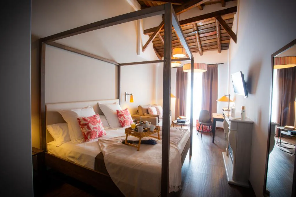 Habitación con dosel de madera y ropa de cama clara