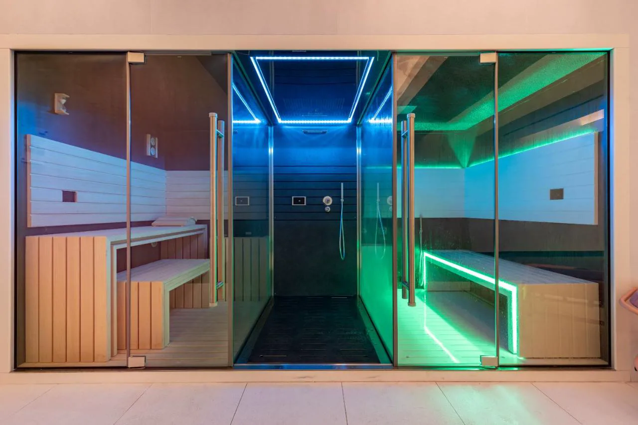 Sauna y baño turco con iluminación LED en LUSTER Hotel