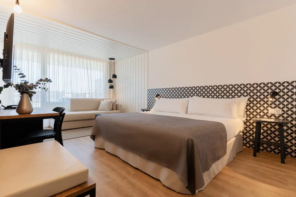 Habitación con cabecero geométrico y cama grande
