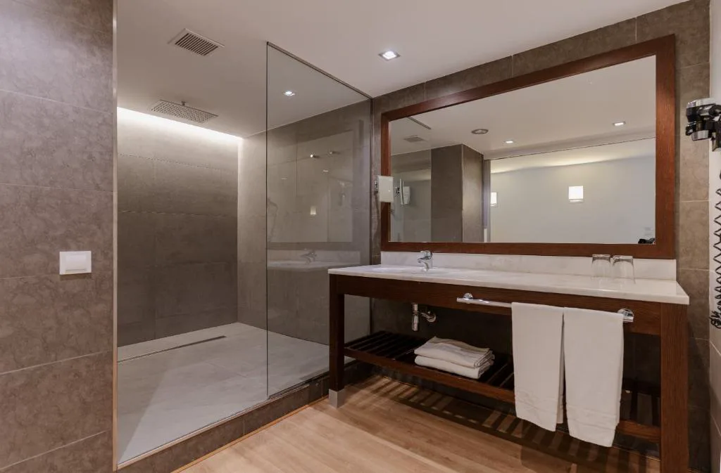 Baño con ducha y encimera de madera