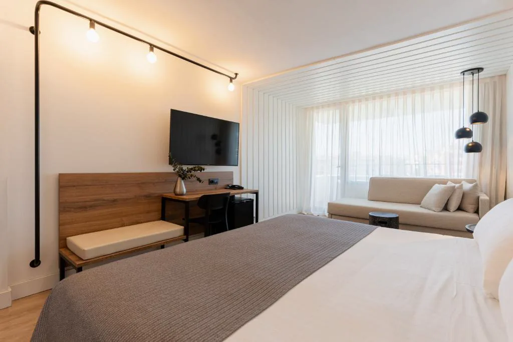 Habitación con escritorio y televisión