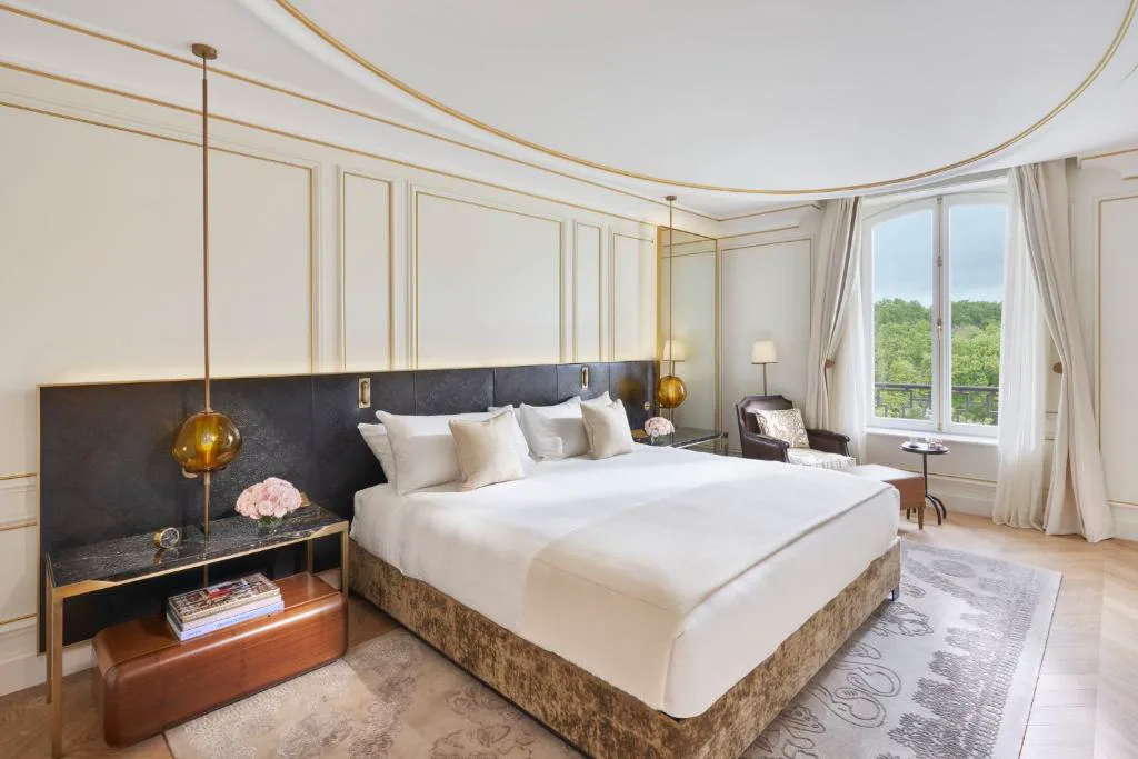 Dormitorio de decoración clásica con cabecero blanco