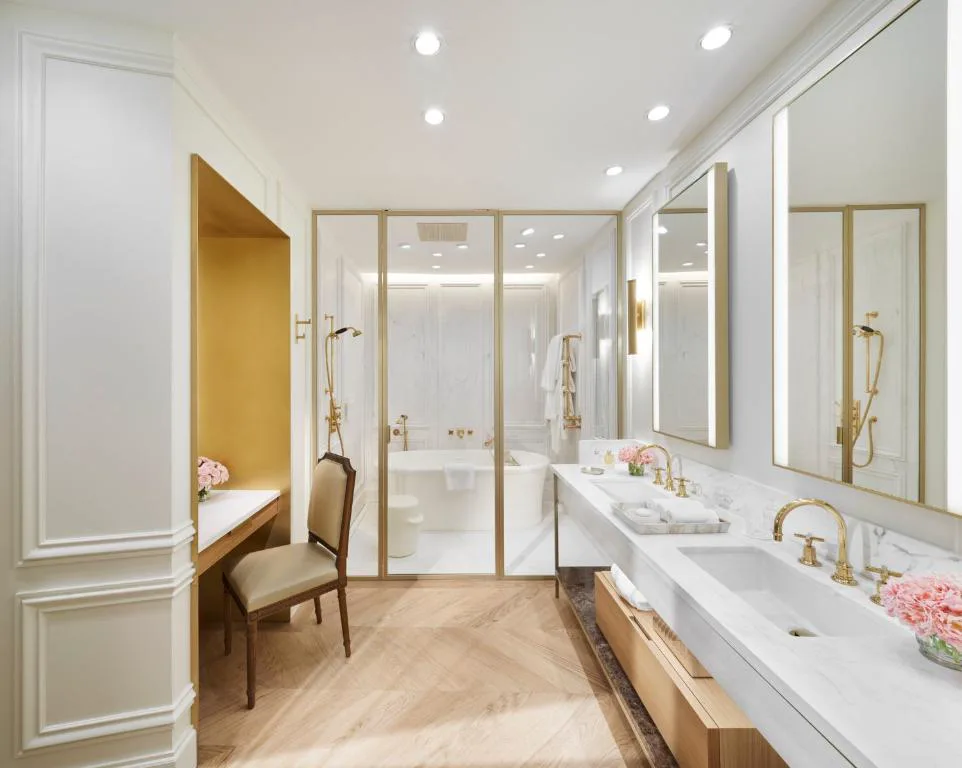 Baño con doble lavabo y espejos iluminados