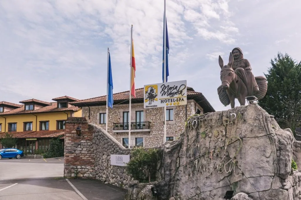 Entrada del hotel con la estatua de María Manuela a lomos de un burro, símbolo del hotel