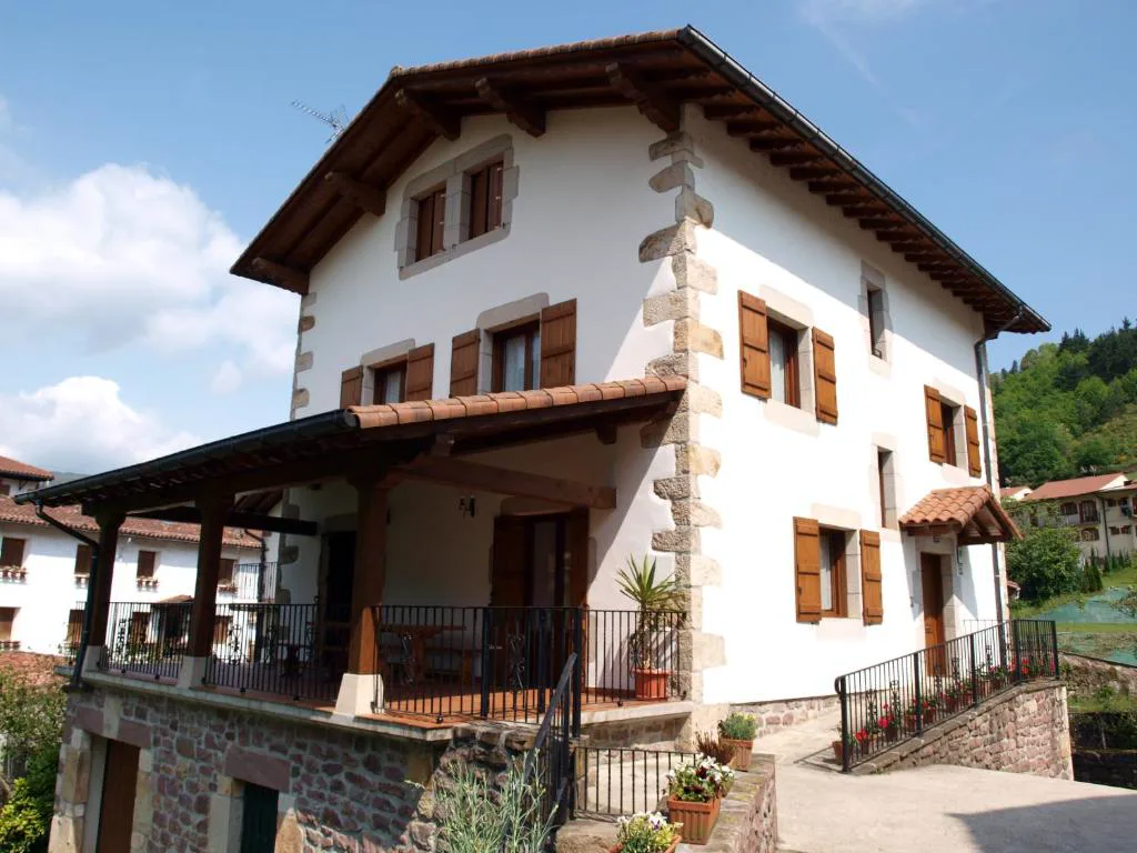 Casa de piedra y madera con jardín