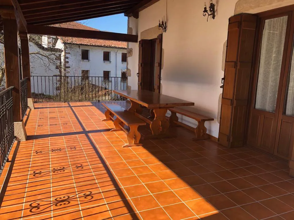 Terraza con suelo de barro y sillas