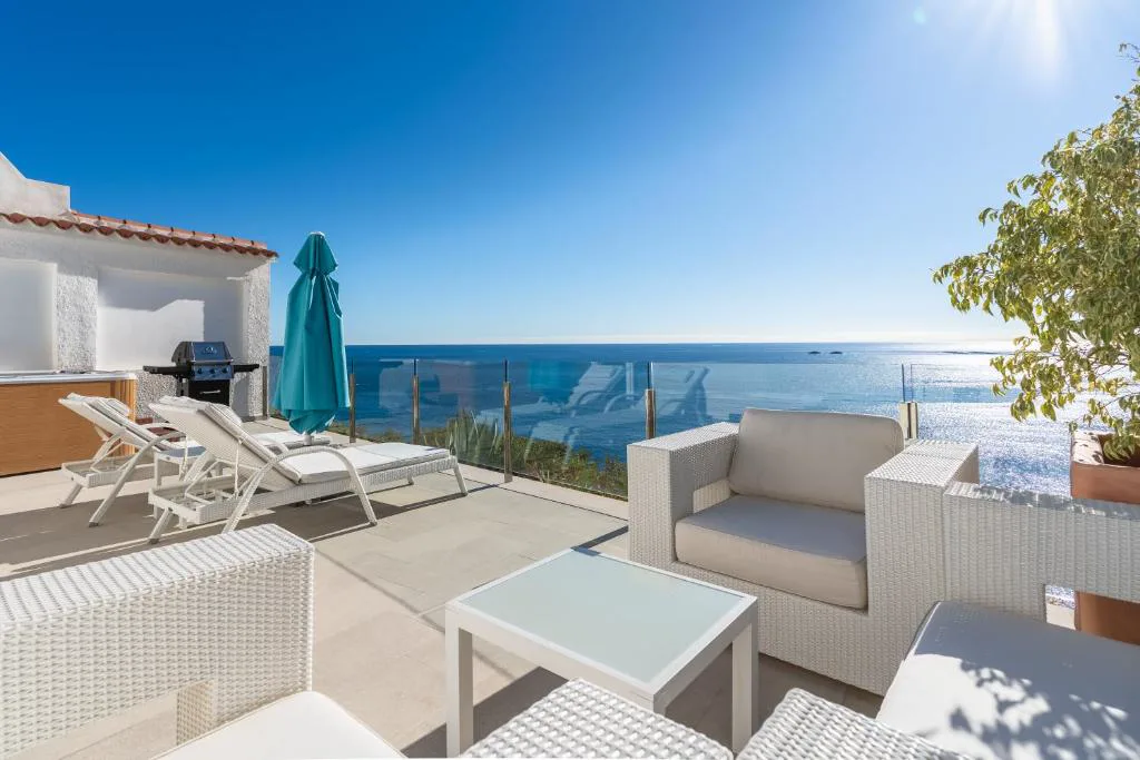 Terraza con tumbonas y vistas al mar