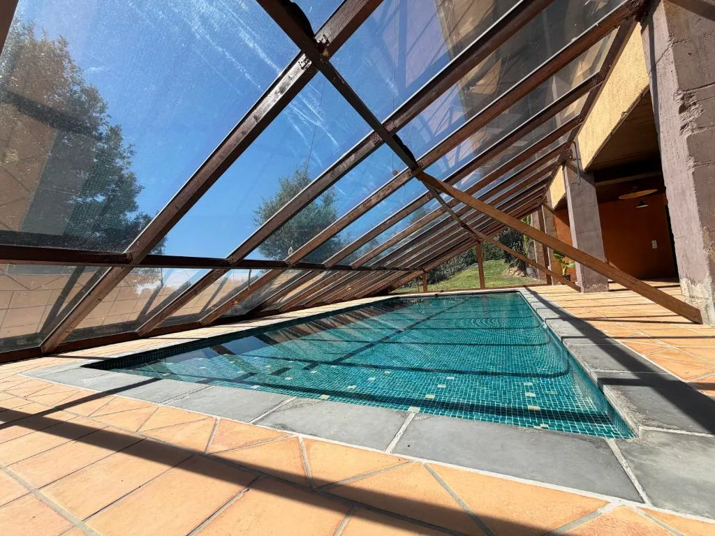 Piscina cubierta bajo una cristalera