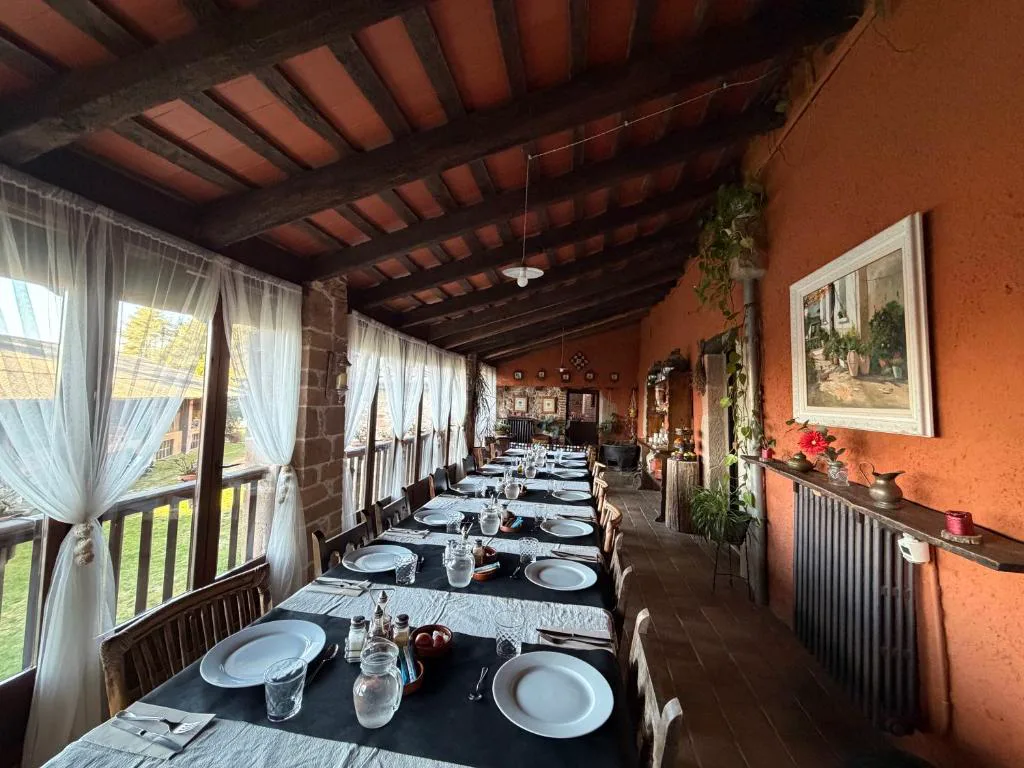 Comedor largo con vigas y cortinas