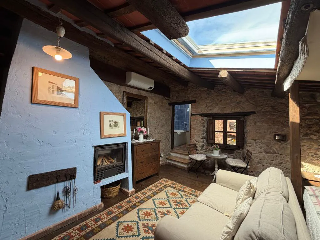 Sala con chimenea y cristalera