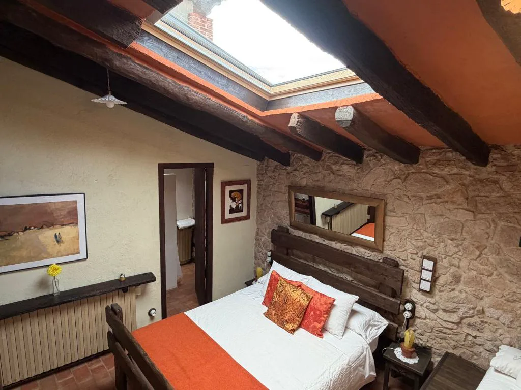 Habitación rústica con cabecero de madera